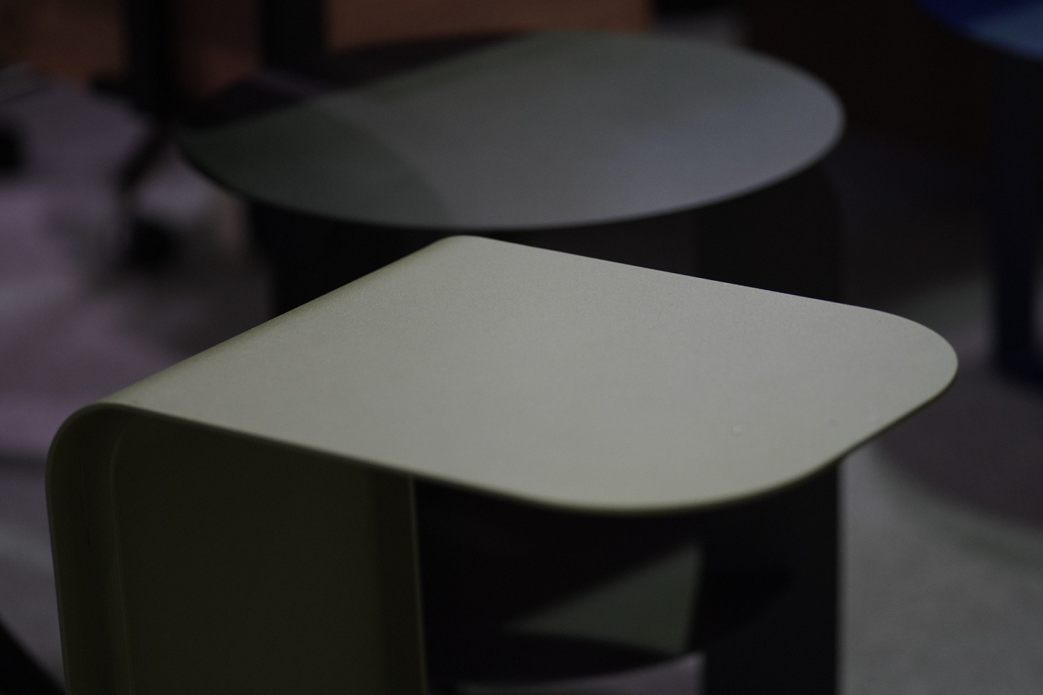 Приставной металлический журнальный столик Стокгольм