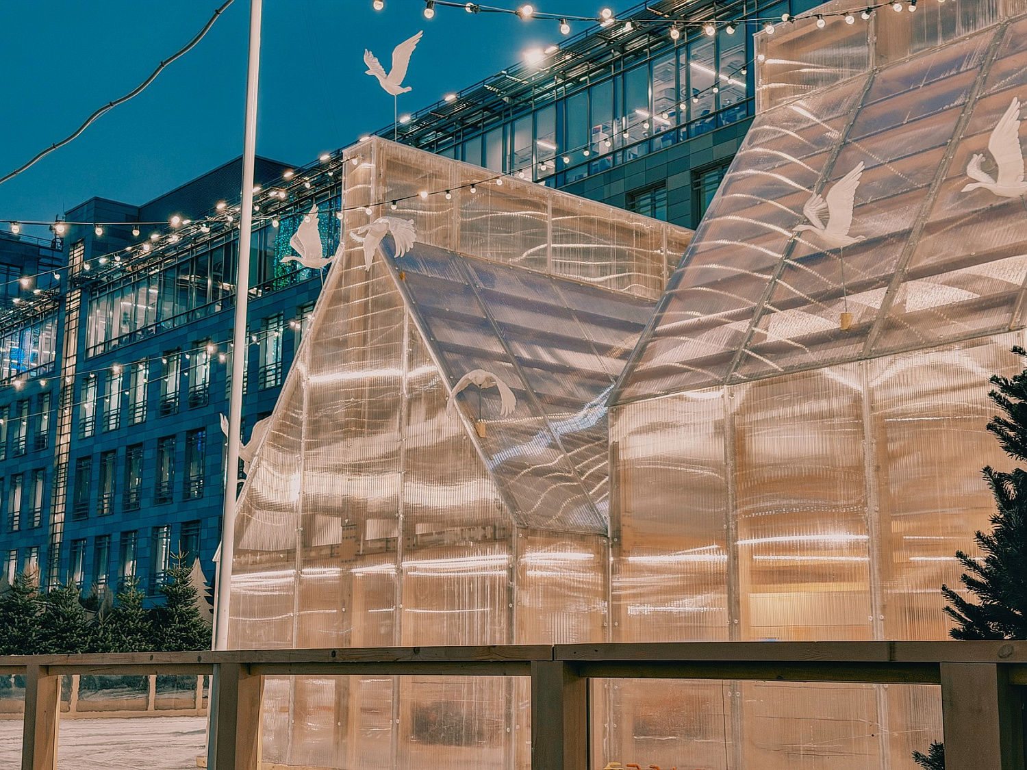 Мебель для зоны выдачи коньков на катке для сотрудников крупной IT-компании 