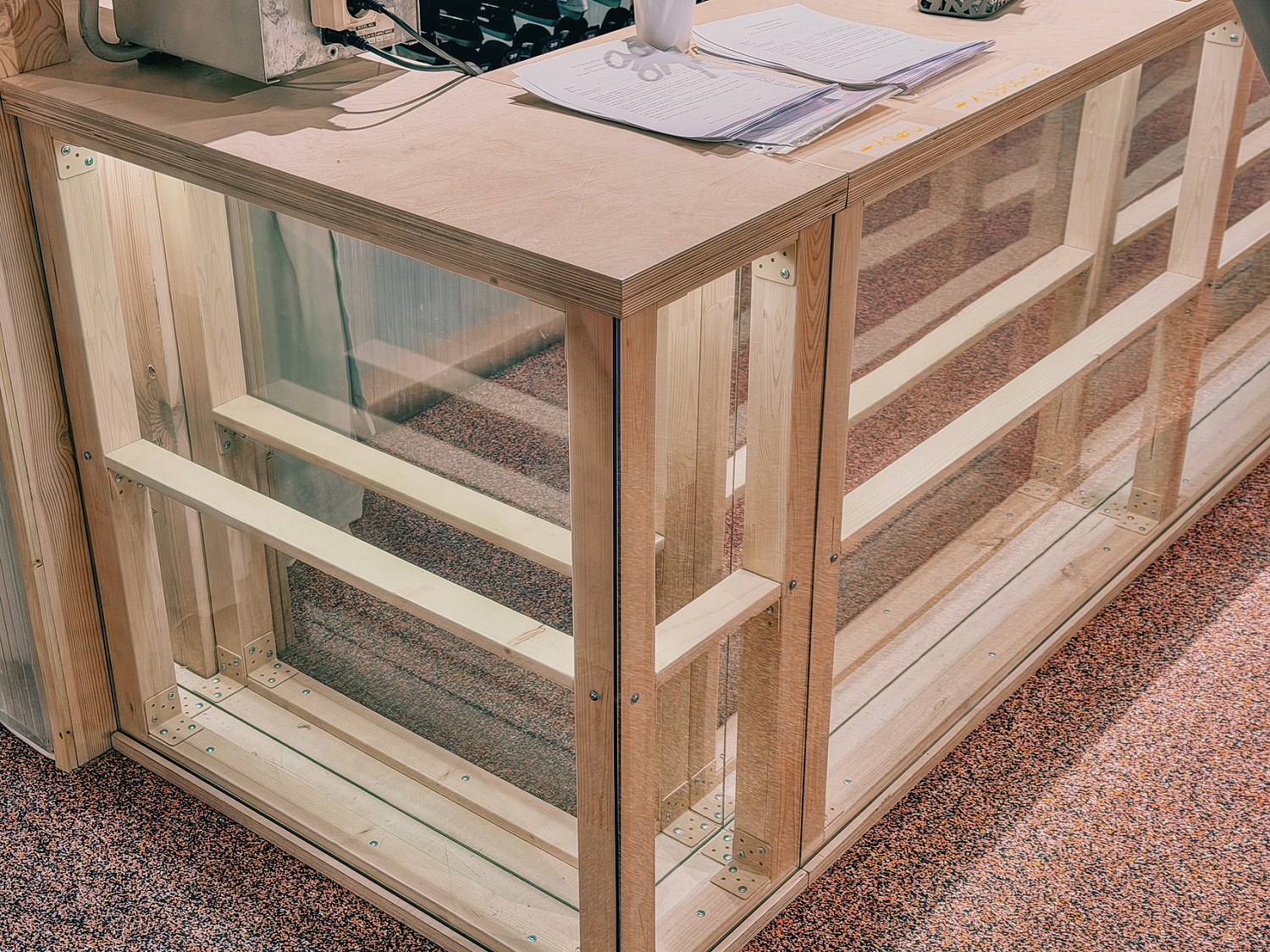 Мебель для зоны выдачи коньков на катке для сотрудников крупной IT-компании 