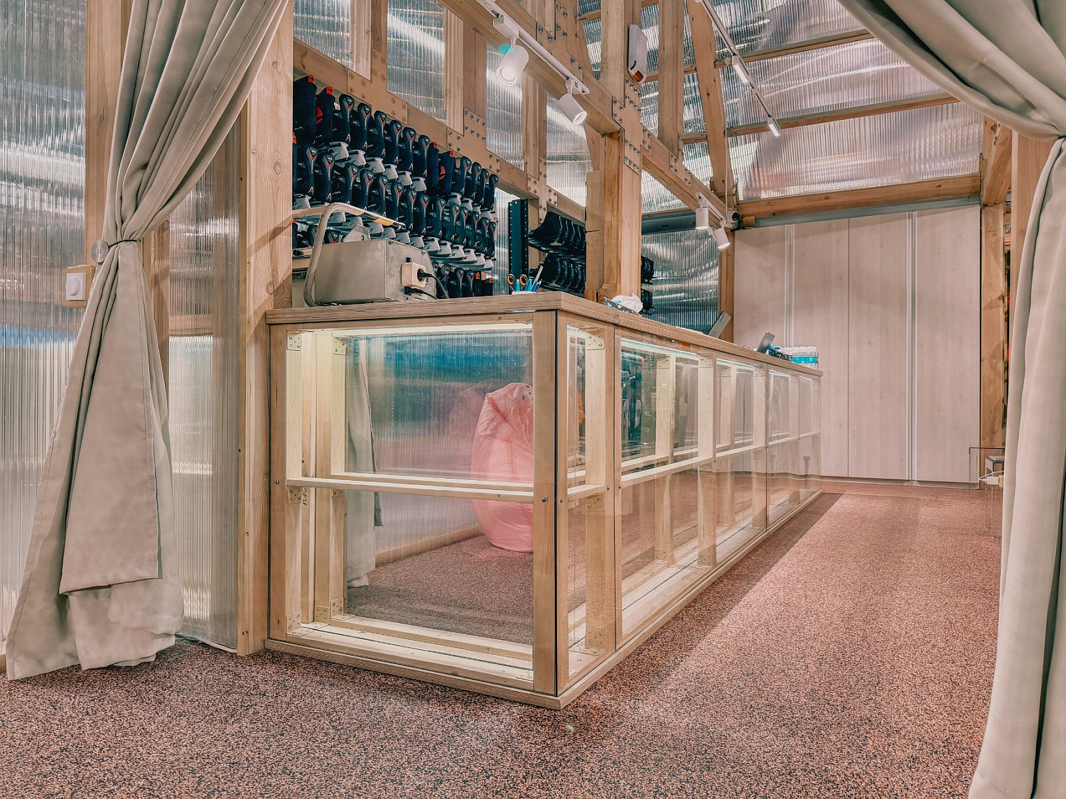 Мебель для зоны выдачи коньков на катке для сотрудников крупной IT-компании 